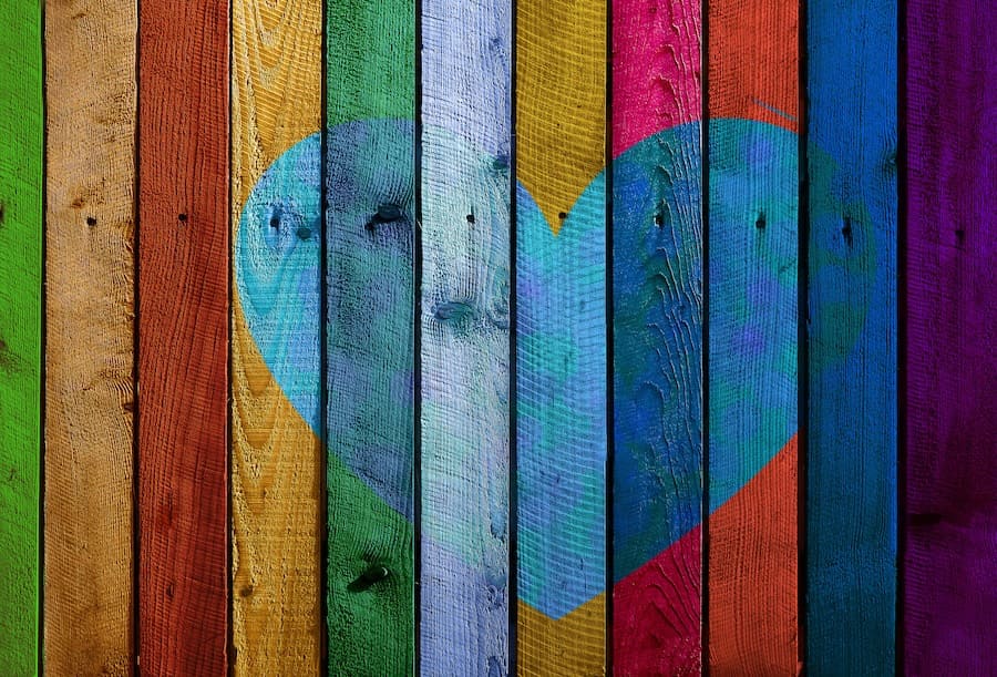 Carta Da Parati Effetto Legno Colorato Con Cuore Moderno - Fotomurale