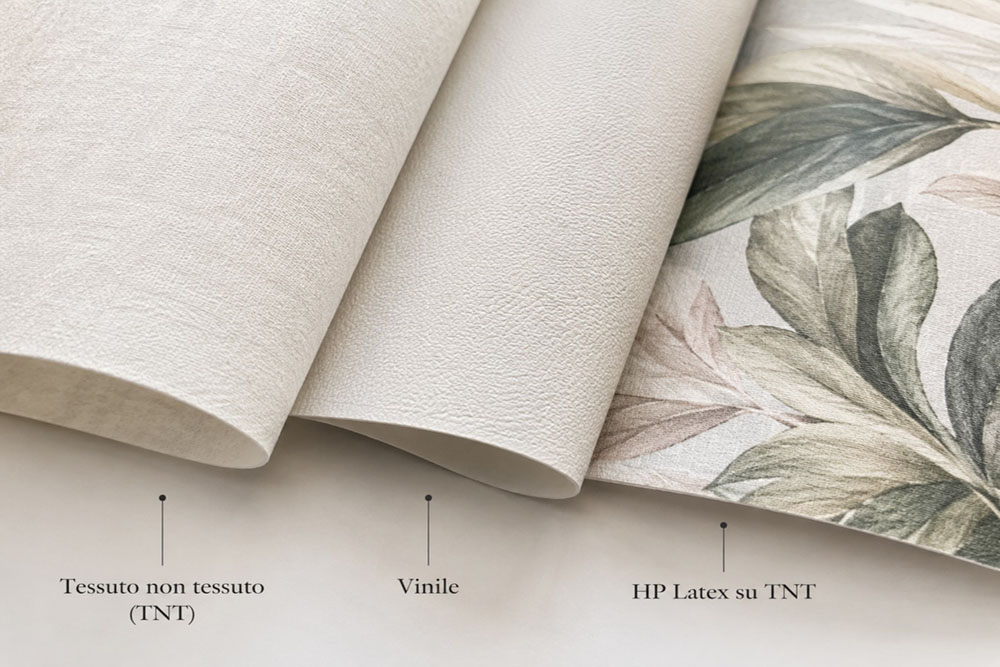 Campioni a confronto dei principali materiali per carta da parati su misura: tessuto non tessuto, vinile e stampa HP Latex