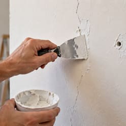 Come applicare la carta da parati su un muro non perfettamente liscio